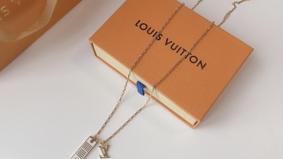 루ㅇ비통 다미에 참 LV이니셜 펜던트 목걸이