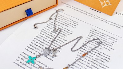 루ㅇ비통 모노그램 LV시그니처 오팔 플라워 펜던트 목걸이