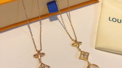 루ㅇ비통 컬러블라썸 트리플 플라워 펜던트 목걸이 화이트 자개