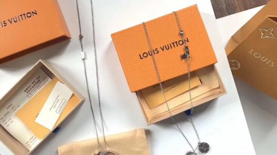 루ㅇ비통 모노그램 참 펜던트 목걸이